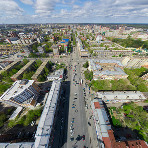 城市鸟瞰图，有十字路口和道路，房屋建筑。直升机射击。全景图。