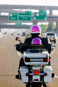 父亲女儿骑摩托车在高速公路上