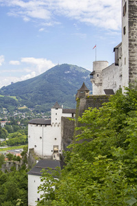 霍ensalzburg要塞墙壁的背景景观视图