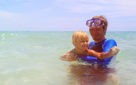 父亲教小女儿游泳