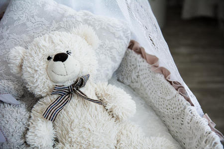 带泰迪熊的儿童床