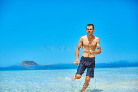 在海滩上奔跑的人