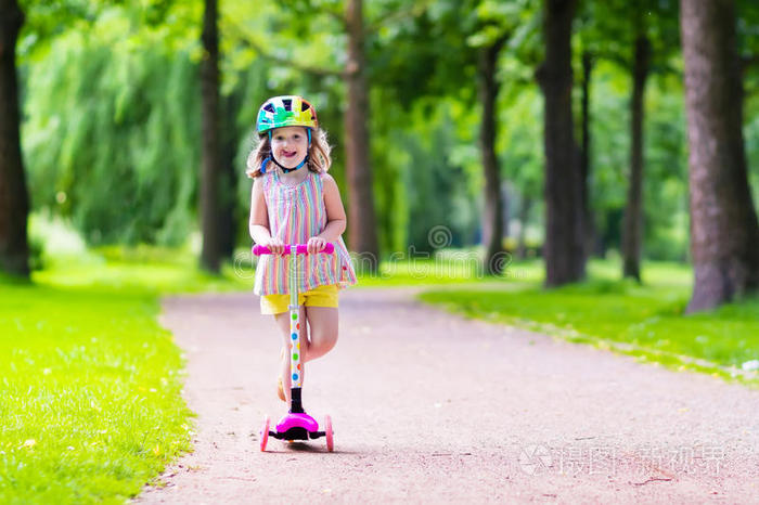 小孩 白种人 童年 平衡 粉红色 学龄前儿童 学习 连衣裙