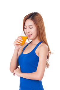 喝橙汁的年轻女子。