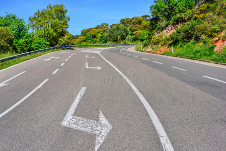 乡村道路上的箭头