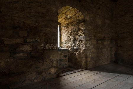 暗室有石墙窗户和木楼梯