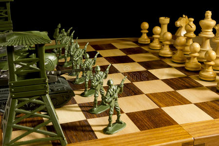 棋子和玩具士兵照片