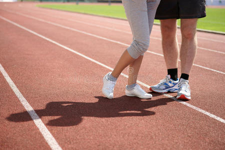 两只人腿两只奔跑的脚照片