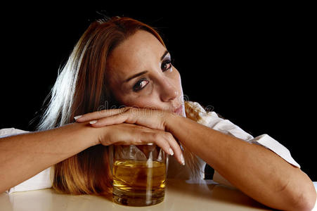 喝酒装醉的女人图片