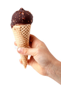 孩子的手拿着冰淇淋，隔离在白色的背景上