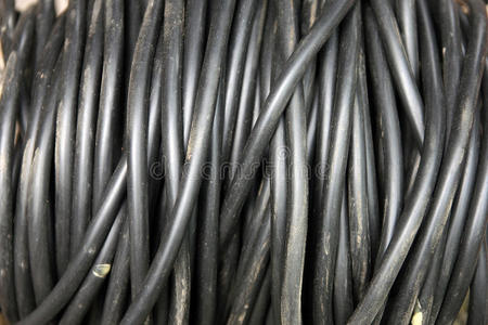 大黑色脏电绝缘电缆线圈特写前景照片