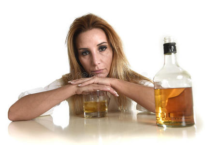 白种人金发碧眼,酗酒,酗酒的女人喝着苏格兰威士忌,酒杯烂醉如泥照片