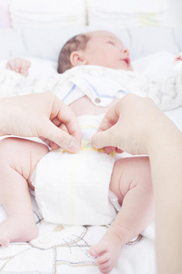 给新生儿换尿布照片