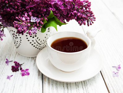 一杯茶和丁香花