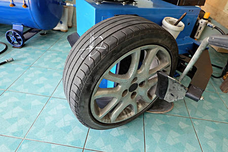 汽车机械师更换汽车轮胎