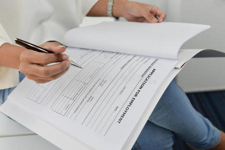 正在看报表的商务女性图片