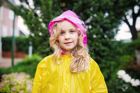 落下 雨衣 乐趣 服装 外套 秋天 春天 寒冷的 女孩 夏天