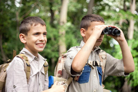 白种人 露营 冒险 背包 旅游业 发现 自然 孩子们 森林