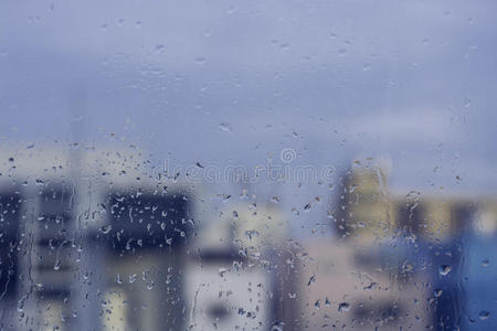 雨季建筑背景上的雨滴