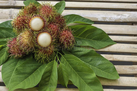 木材背景上的新鲜rambutan