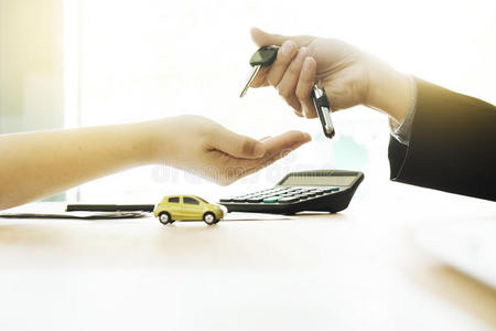 汽车保险，买卖汽车，汽车融资，汽车钥匙，汽车销售协议