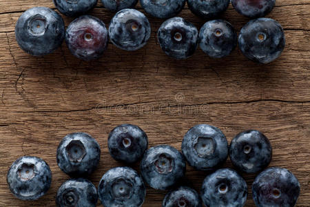 刚采摘的木制背景蓝莓。 多汁新鲜的蓝莓