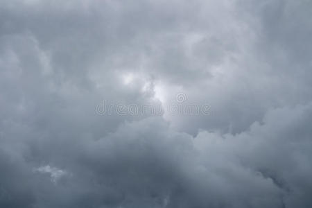 暴风雨的天空。