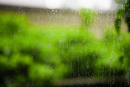 雨滴落在窗玻璃上