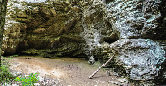 卡特洞穴徒步小径上的悬崖面