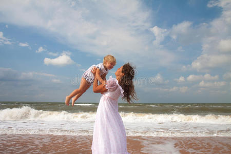 海滩 可爱极了 成人 母亲 家庭 海岸线 人类 起源 养育子女