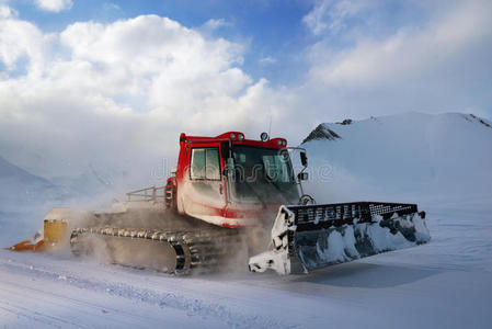 斜坡 准备 复制空间 推土机 处理 天空 雪猫 雪犁 阿尔卑斯山