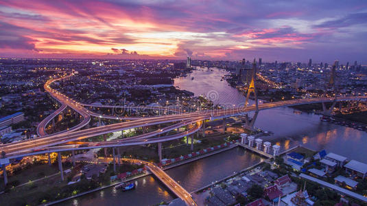美丽的鸟瞰曼谷戏剧性的天空在Bhumiphol桥重要的地标和城市交通曼谷泰国