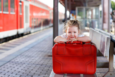 假日 蹒跚学步的孩子 有趣的 家庭 铁路 旅行 童年 乐趣