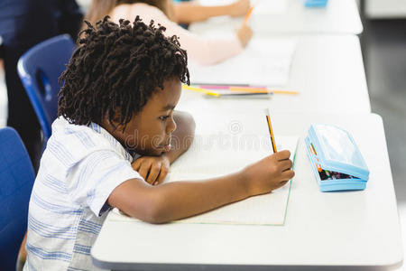 椅子 孩子们 可爱极了 后面 小孩 男孩 生活 童年 服装