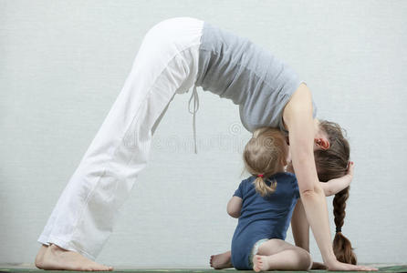 妈妈 女孩 小孩 蹒跚学步的孩子 工作 健身 宝贝 哈塔