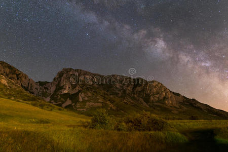 美女 美丽的 银河系 星云 颜色 森林 天文学 小山 天体摄影