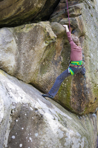 爬山的儿童图片