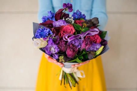 女孩拿着一束紫色和白色的花浴室里拿着花的女孩女孩与花束黄色的野花