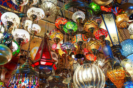 土耳其集市上的装饰灯，五颜六色的马赛克。