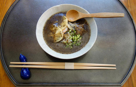亚洲风格的汤在美食餐厅供应。
