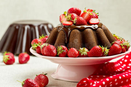 巧克力蛋糕。用巧克力糖霜和草莓装饰