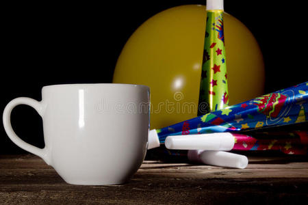一杯咖啡和充气球