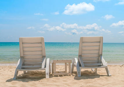 热带白沙滩上的沙滩椅子