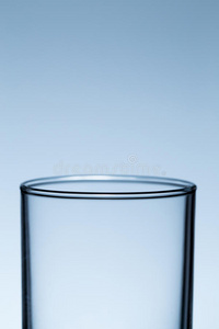 桌子上的水空玻璃