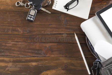 办公桌面上的汽车钥匙笔记本电脑和平板电脑顶部视图