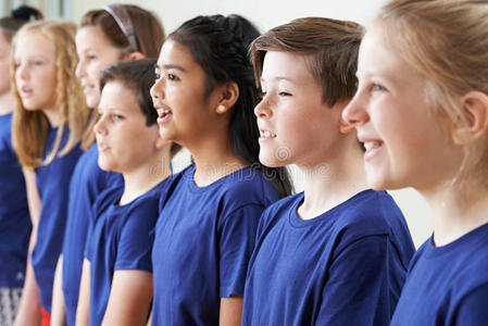 一群学校的孩子在合唱团里一起唱歌