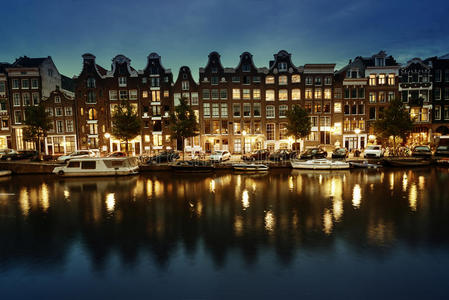 晚上在阿姆斯特丹的运河