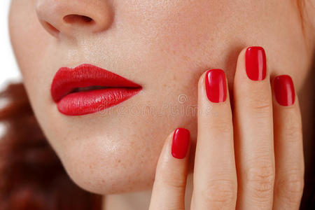 美丽的女人肖像与完美的美甲，红唇和指甲