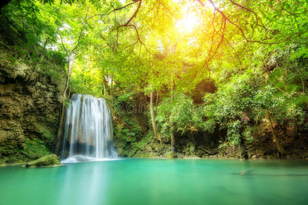 埃拉万瀑布，美丽的瀑布在坎查纳布里省的春天森林，泰国。