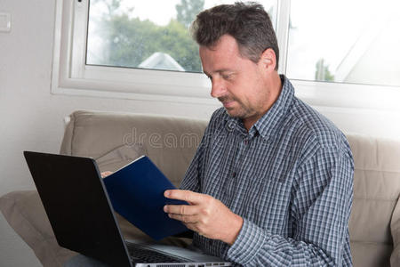 议程 书桌 因特网 工作 连接 男人 在室内 计算机 成人
